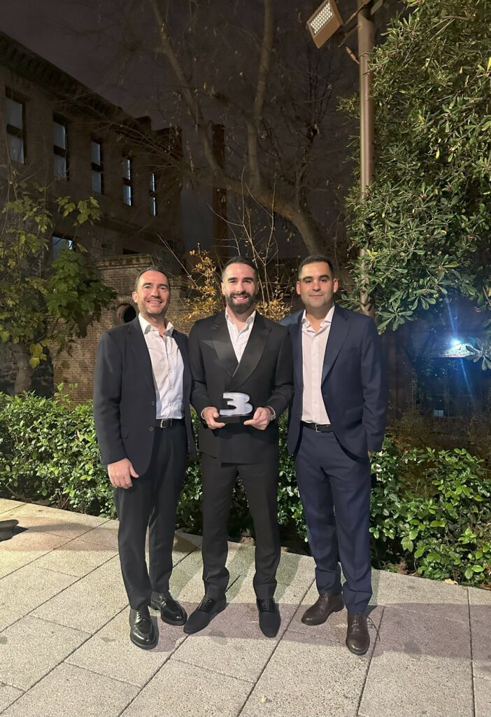 Blossom asiste a la entrega de Premios Esquire Hombres del Año y celebra el triunfo de Dani Carvajal